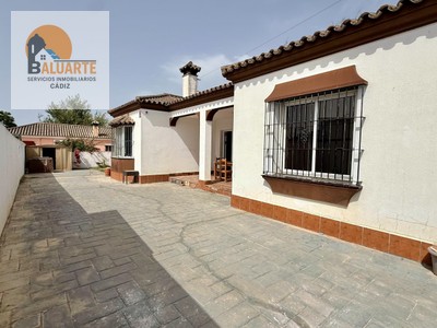 Chalet en venta en Chiclana, con 3 dormitorios y 2 baños