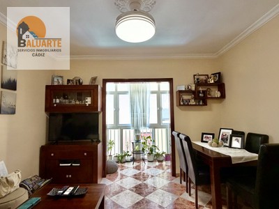 Piso en venta en Cádiz, San Felipe Neri, con 3 dormitorios, baño y balcón