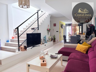 Casa en venta en La Línea De La Concepción, con 3 dormitorios, 3 baños, 5 plazas de garaje, trastero y 2 terrazas