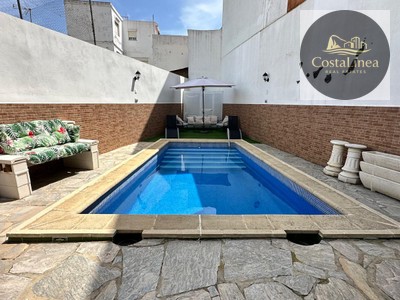 Casa en venta en La Línea De La Concepción, con 5 dormitorios, 2 baños, plaza de garaje, trastero, 2 balcones y terraza