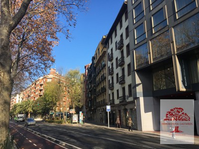 Piso en venta en Bilbao, con 5 dormitorios, 2 baños, balcón y terraza