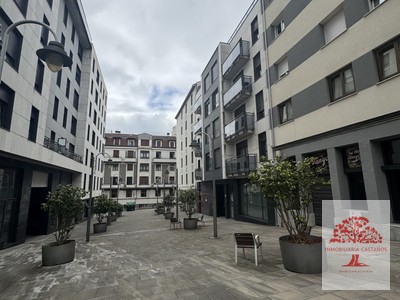Piso en venta en Bilbao, Deusto, con 3 dormitorios y baño