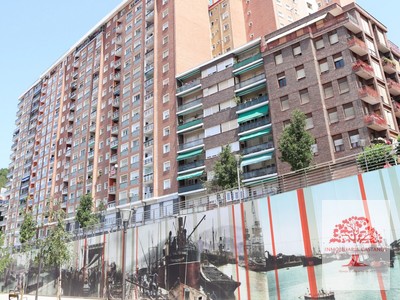 Piso en venta en Bilbao, con 3 dormitorios y baño