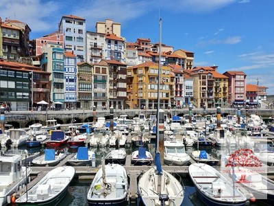 Duplex en venta en Bermeo, con 3 dormitorios, 2 baños, plaza de garaje, trastero y terraza