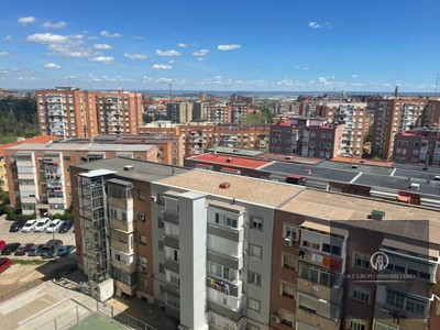 Piso en alquiler en Madrid, con 3 dormitorios y 2 baños
