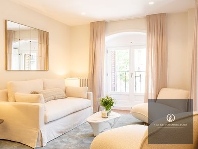 Piso en venta en Madrid, Barrio Salamanca, con 4 dormitorios, 3 baños, aseo, trastero y 10 balcones