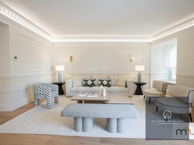Piso en venta en Madrid, Recoletos, con 3 dormitorios, 3 baños, aseo y 16 balcones