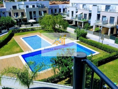 Adosado en venta en San Antonio De Benageber, con 3 dormitorios, 2 baños, aseo, plaza de garaje, trastero y 4 terrazas