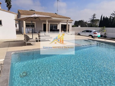 Chalet en venta en Montroy, con 4 dormitorios, 2 baños, aseo, plaza de garaje, trastero y terreno