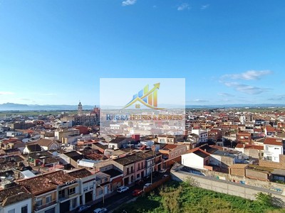 Piso en venta en Alginet, con 3 dormitorios, baño, aseo, plaza de garaje y terraza