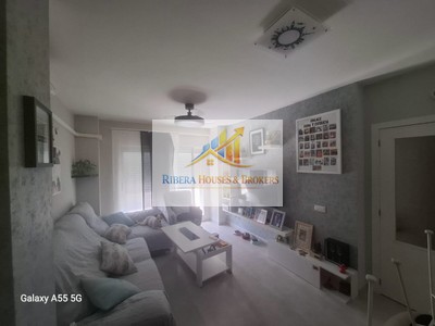 Piso en venta en Alginet, con 2 dormitorios, baño, plaza de garaje, trastero y 2 balcones