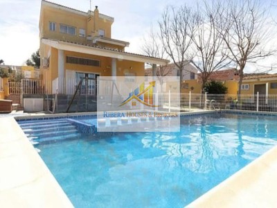 Chalet en venta en Montroy, con 4 dormitorios, 2 baños, aseo, plaza de garaje, trastero, terraza y terreno