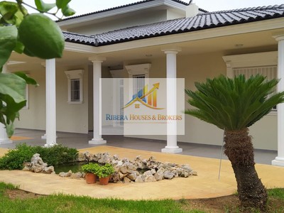 Chalet en venta en Picassent, El Pinar, con 4 dormitorios, 2 baños, plaza de garaje, 3 terrazas y terreno