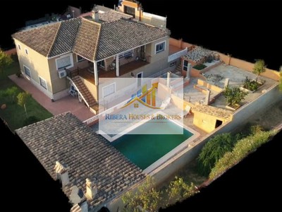 Chalet en venta en Montserrat, con 3 dormitorios, 2 baños, aseo, plaza de garaje, trastero, terraza y terreno