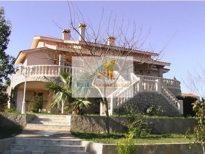 Chalet en venta en Picassent, con 9 dormitorios, 3 baños, aseo, plaza de garaje, trastero, 4 terrazas y terreno