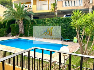 Adosado en venta en Chiva, con 4 dormitorios, 4 baños, plaza de garaje, trastero, 2 terrazas y terreno