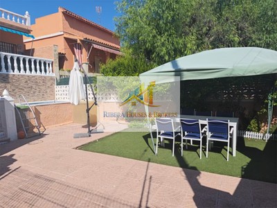 Chalet en venta en Torrente, con 4 dormitorios, baño, aseo, terraza y terreno