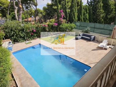 Chalet en venta en Torrente, con 4 dormitorios, 2 baños, plaza de garaje, trastero, terraza y terreno