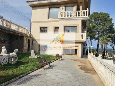Chalet en venta en Torrente, con 4 dormitorios, 3 baños, aseo, trastero, 2 balcones, 4 terrazas y terreno