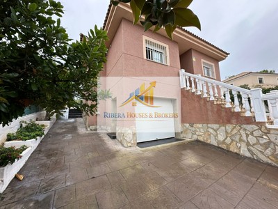 Chalet en venta en Montroy, con 4 dormitorios, 2 baños, aseo, plaza de garaje, trastero, terraza y terreno