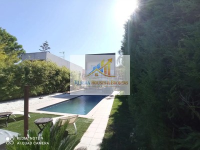 Chalet en venta en Chiva, con 3 dormitorios, 3 baños, plaza de garaje, trastero, balcón, terraza y terreno