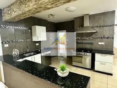 Piso en venta en Alginet, con 3 dormitorios, 2 baños, plaza de garaje y terraza