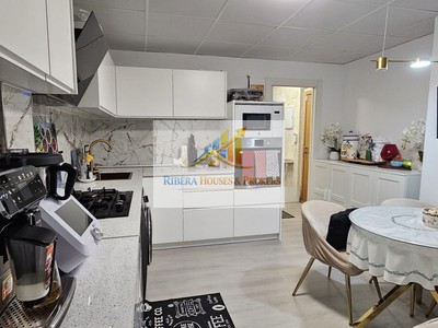 Piso en venta en Montserrat, con 4 dormitorios, 2 baños, plaza de garaje, trastero y terraza