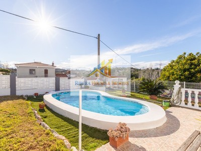 Chalet en venta en Torrente, con 4 dormitorios, baño, plaza de garaje, trastero, 2 terrazas y terreno