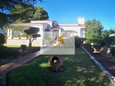 Chalet en venta en Picassent, con 4 dormitorios, 2 baños, plaza de garaje, trastero, balcón, 3 terrazas y terreno