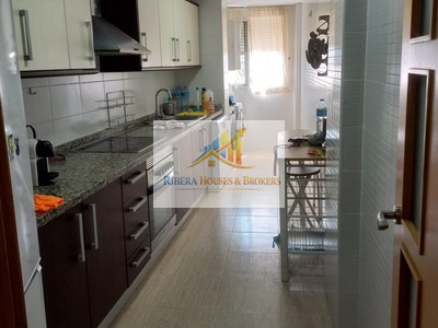 Piso en venta en Alginet, con 3 dormitorios, 2 baños, plaza de garaje y balcón