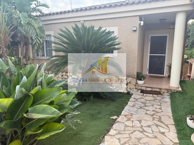 Chalet en venta en Montroy, con 3 dormitorios, 2 baños, plaza de garaje, trastero, balcón, 2 terrazas y terreno