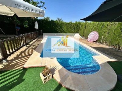 Chalet en venta en Montroy, con 3 dormitorios, 2 baños, plaza de garaje, trastero, balcón, 2 terrazas y terreno