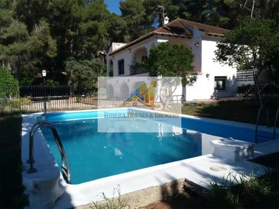 Chalet en venta en Alzira, con 5 dormitorios, 3 baños, plaza de garaje, 2 terrazas y terreno