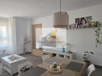 Piso en venta en Algemesí, con 3 dormitorios, 2 baños, plaza de garaje, trastero y 2 terrazas
