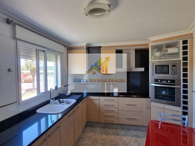 Piso en venta en Alginet, con 3 dormitorios, 2 baños, plaza de garaje y 2 balcones