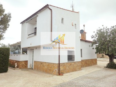 Chalet en venta en Montroy, con 4 dormitorios, 2 baños, plaza de garaje, trastero, 3 terrazas y terreno