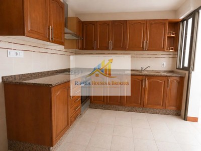 Piso en venta en La Eliana, con 3 dormitorios, 2 baños, balcón y terraza