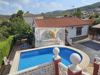Chalet en venta en Montroy, con 3 dormitorios, 2 baños, plaza de garaje, trastero, terraza y terreno