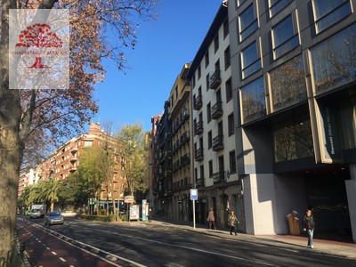 Piso en venta en Bilbao, Castaños, con 5 dormitorios, 2 baños, balcón y terraza