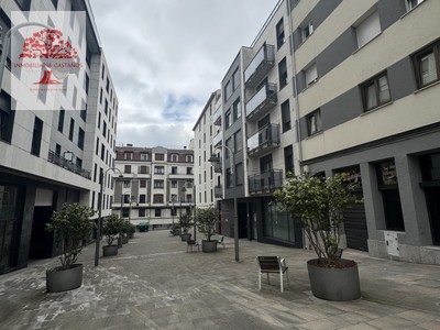 Piso en venta en Bilbao, Deusto, con 3 dormitorios y baño