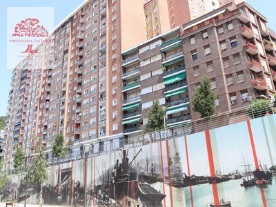 Piso en venta en Bilbao, con 3 dormitorios y baño