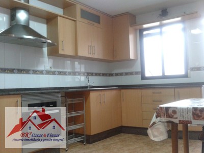 Piso en alquiler en Cartagena, con 3 dormitorios, 2 baños y balcón