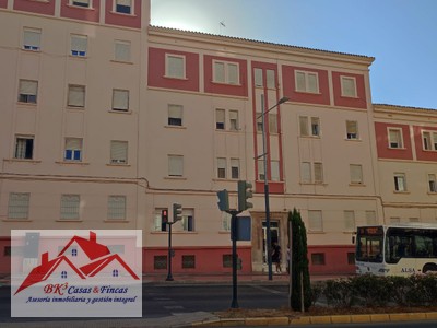 Piso en alquiler en Cartagena - Zona Estación - San Ginés, con 3 dormitorios, baño, plaza de garaje y trastero