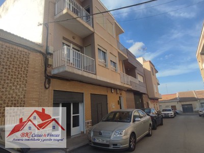 Piso en alquiler en Cartagena, con 2 dormitorios, baño y 3 balcones