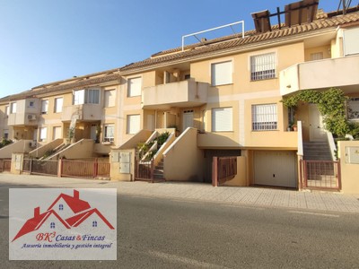 Duplex en alquiler en Cartagena, Roche Bajo, con 3 dormitorios, 2 baños, aseo, plaza de garaje y trastero