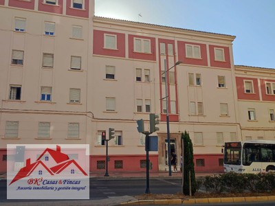 Piso en alquiler en Cartagena - Zona Estación - San Ginés, con 3 dormitorios, baño, plaza de garaje y trastero