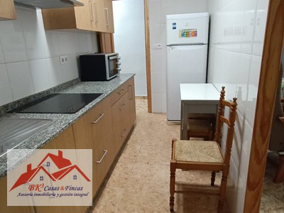 Piso en alquiler en Cartagena, con 3 dormitorios, baño y balcón