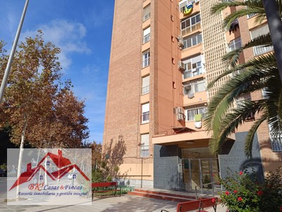 Piso en alquiler en Cartagena, con 3 dormitorios, baño y plaza de garaje