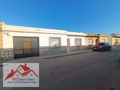 Planta baja en venta en Cartagena, La Puebla, con 4 dormitorios, baño, plaza de garaje, trastero y 85 terrazas