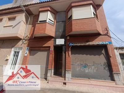 Edificio mixto en venta en La Unión, con 4 dormitorios, 2 baños y balcón
